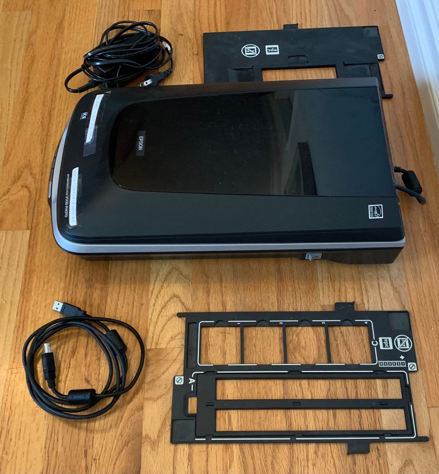 Epson Perfection V500 Photo Scanner 3261A